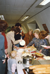 859399 Afbeelding van bewoners van de Abstederdijk en omgeving tijdens een maaltijd in het gebouw van de RIAGG Stad ...